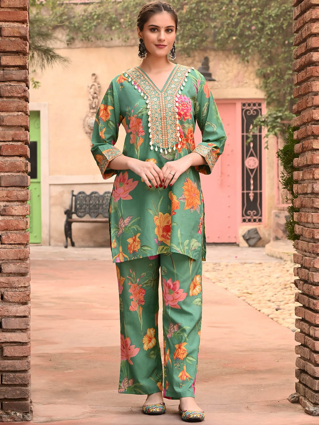 

filora Embroidered Floral Printed Pure Cotton Kurta With Trousers, Green