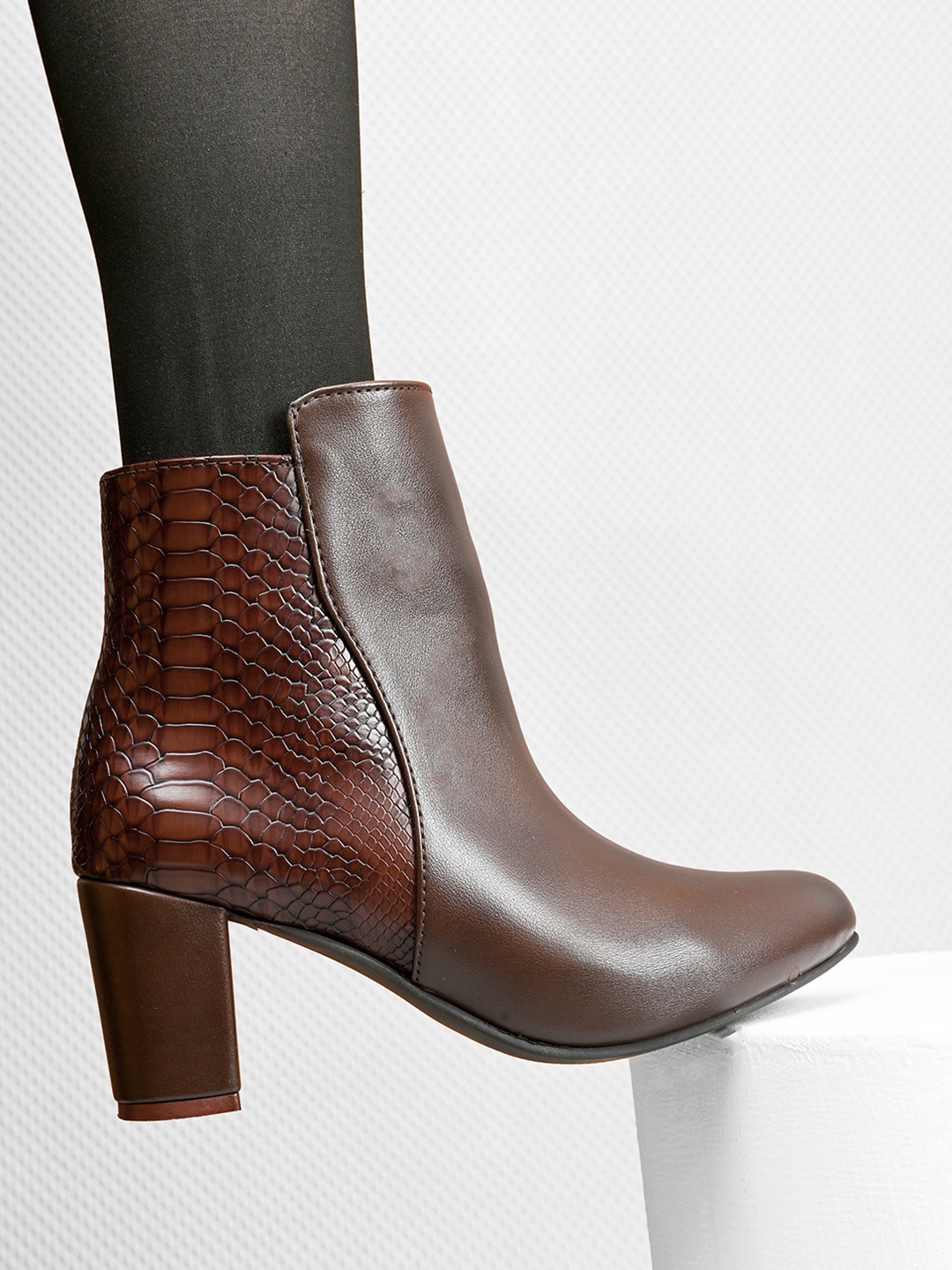 

The Roadster Lifestyle Co Women Block-Heeled Chelsea Boots, Brown