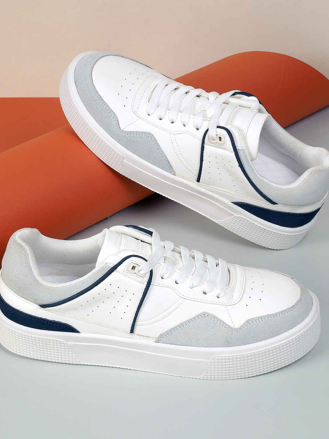 

Metro Men Lace-Ups Sneakers, White