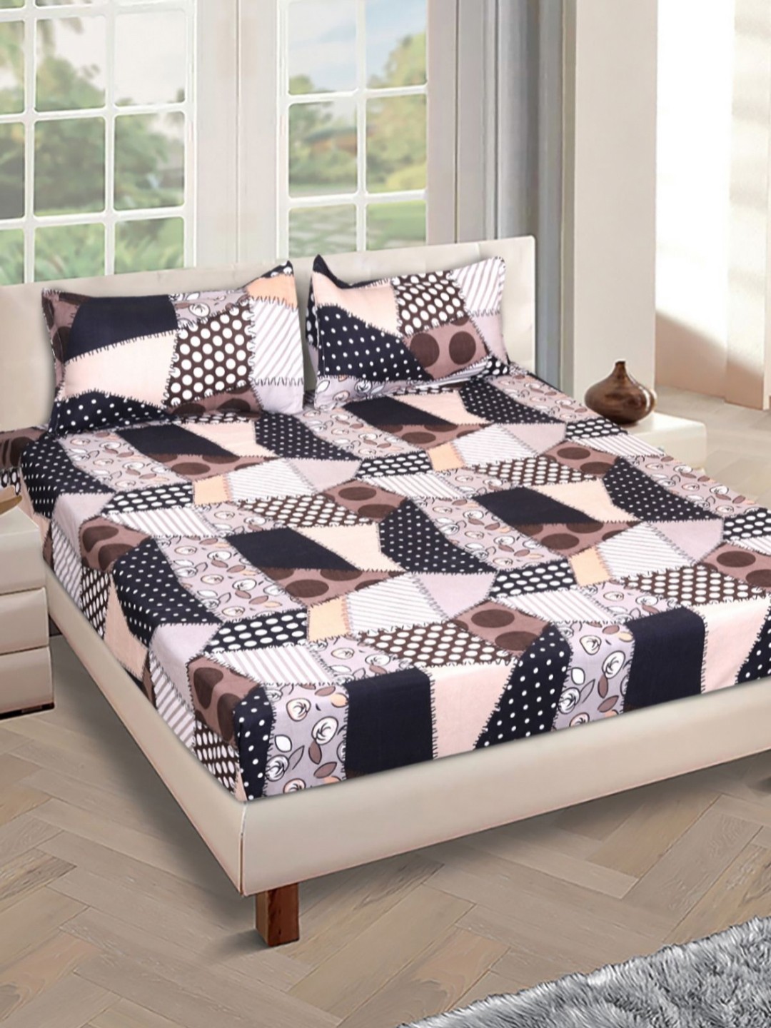 

Aura Black & Grey Geometric 160 TC Queen Bedsheet with 2 Pillow Covers