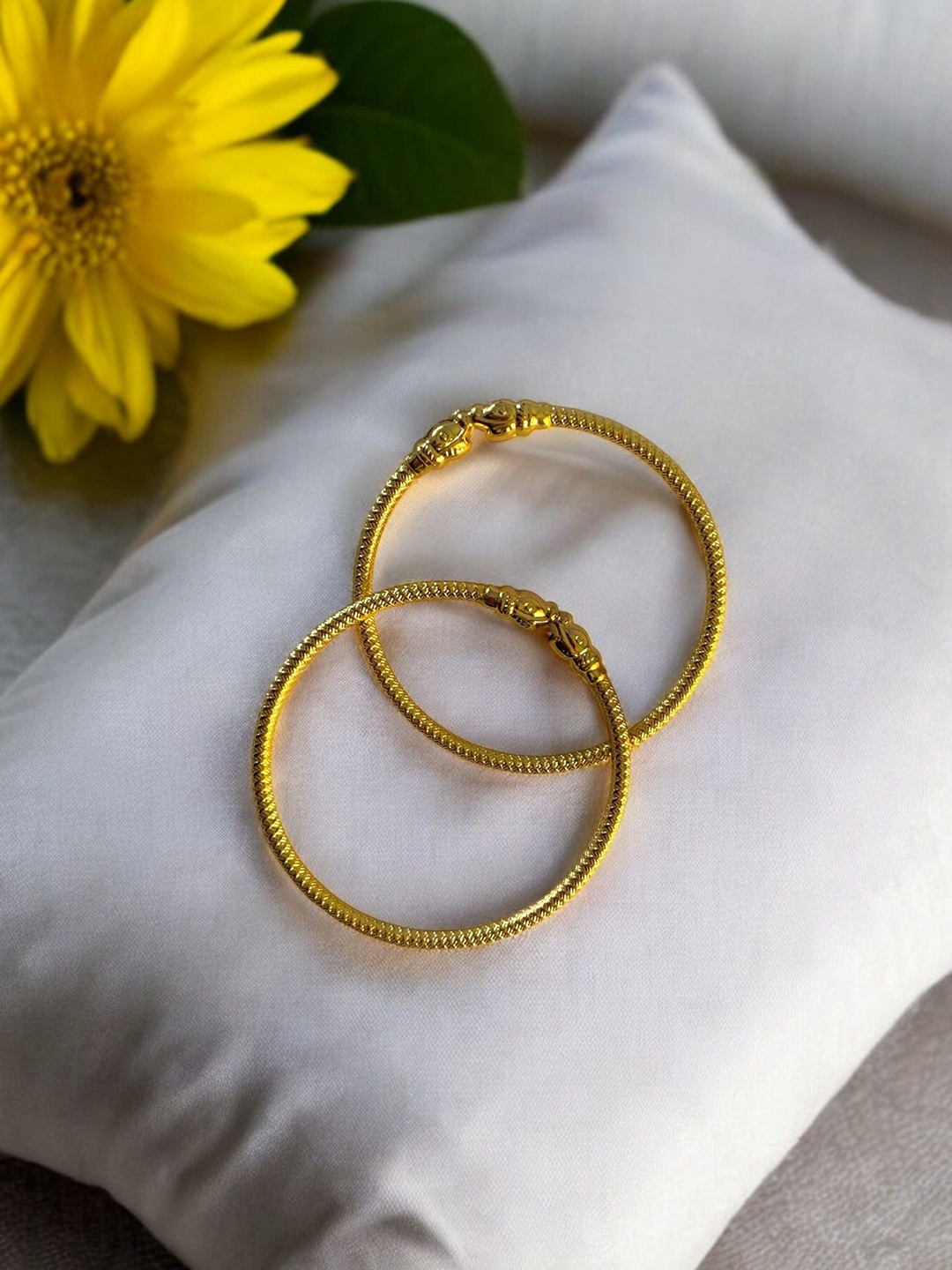 

AARTISAI Set Of 2 Gold-Plated Modern Charm Bangles