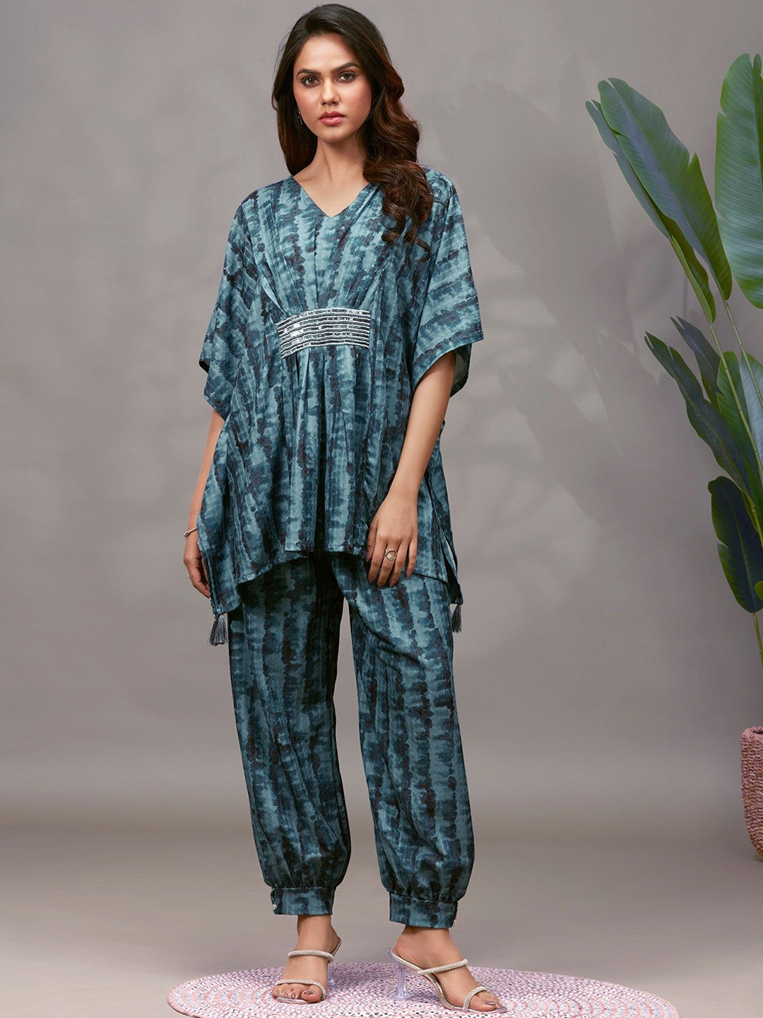 

FREYAA Tie And Die Printed V-Neck Kaftan With Salwar, Green