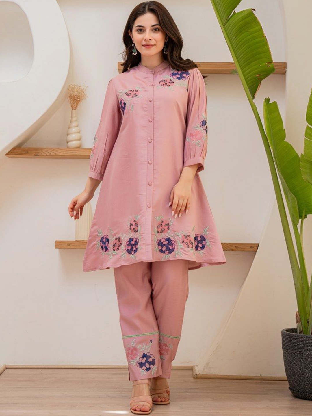 

FREYAA Floral Thread Work Embellished Mandarin Collar Tunic And Trousers, Pink