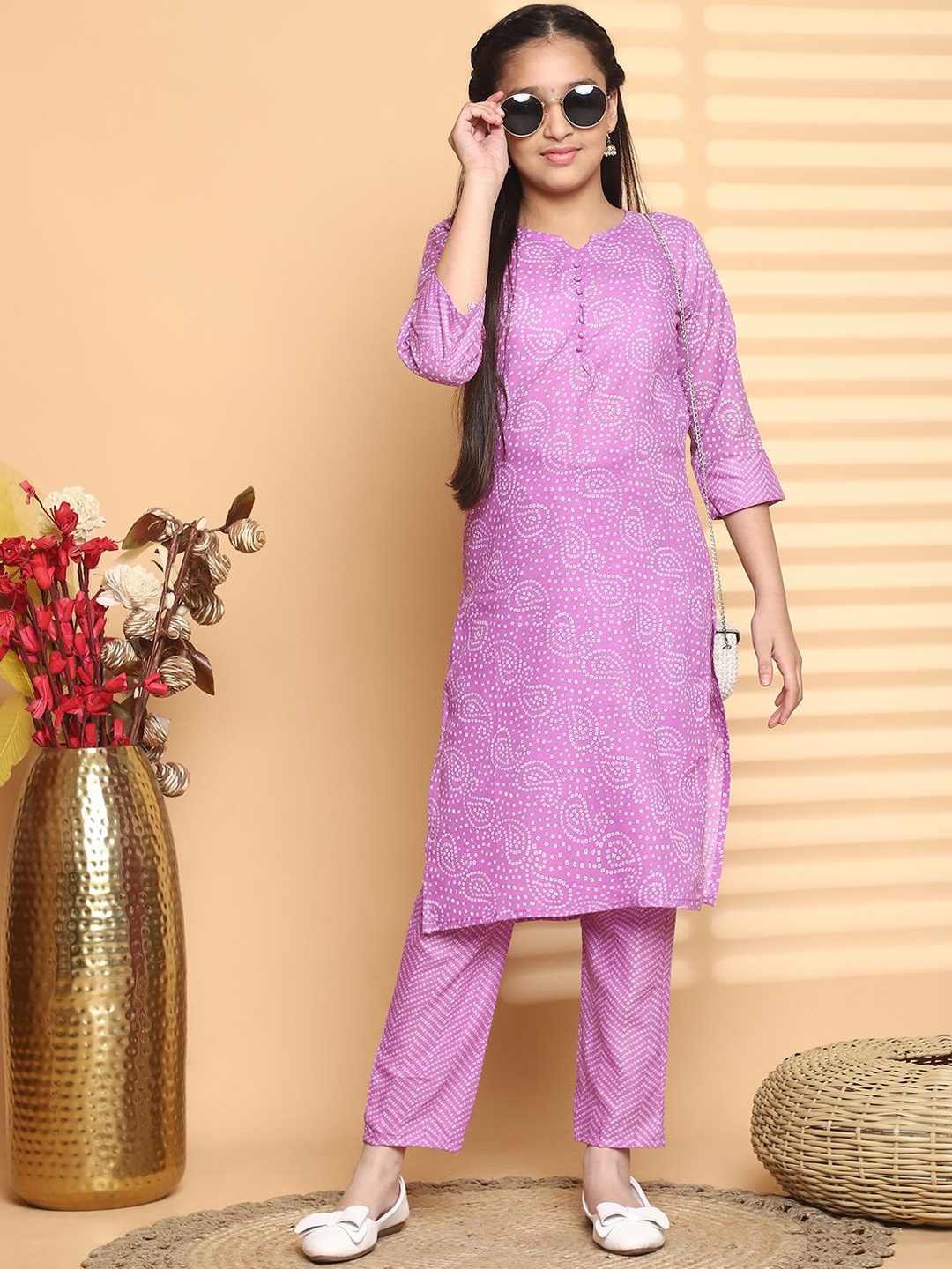 

Vetrokart Girls Bandhani Printed Notch Neck Straight Kurta with Trouser, Pink
