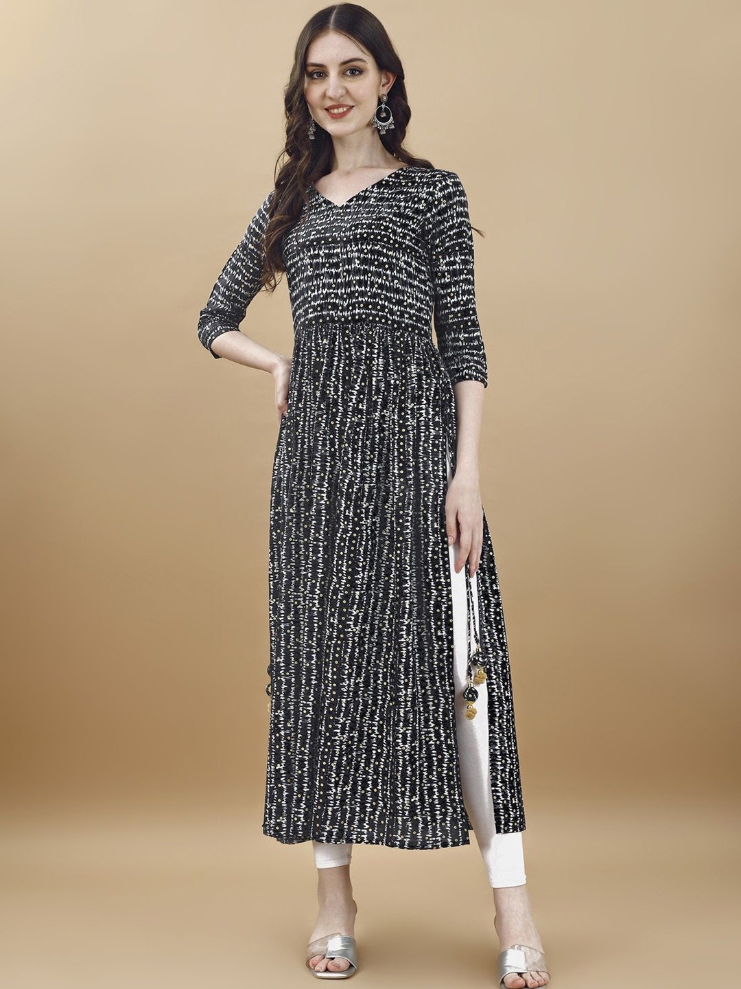 

TextileNow Shibori Dyed V Neck A-Line Kurta, Black