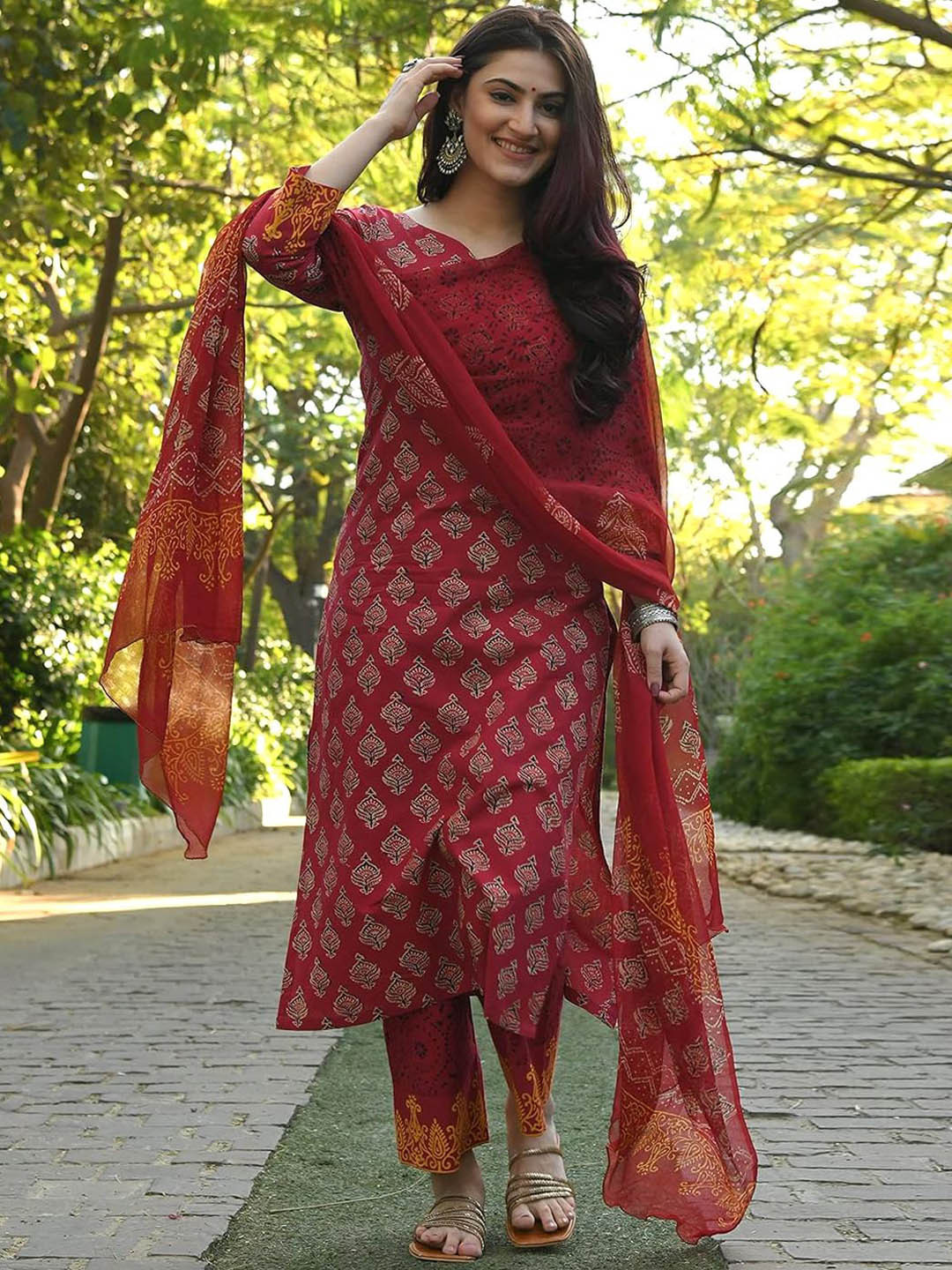 

7Threads Ethnic Motifs Printed Notch Neck Straight Kurta With Trousers And Dupatta, Maroon