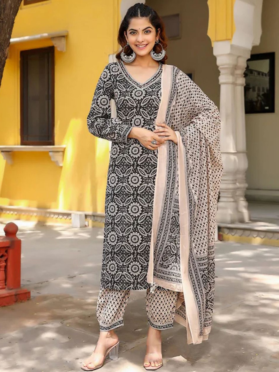 

7Threads Women Ethnic Motifs Printed Regular Kurta with Trousers & With Dupatta, Black