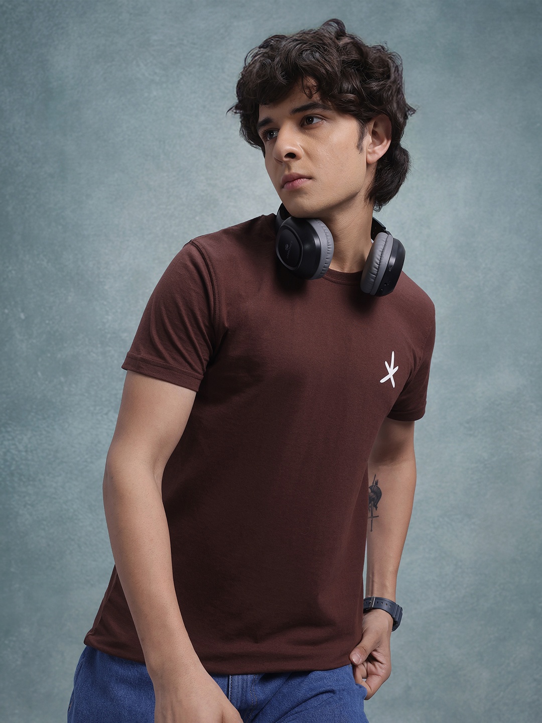 

The Roadster Lifestyle Co. Solid T-shirt with Graphic Print Detail, Coffee brown