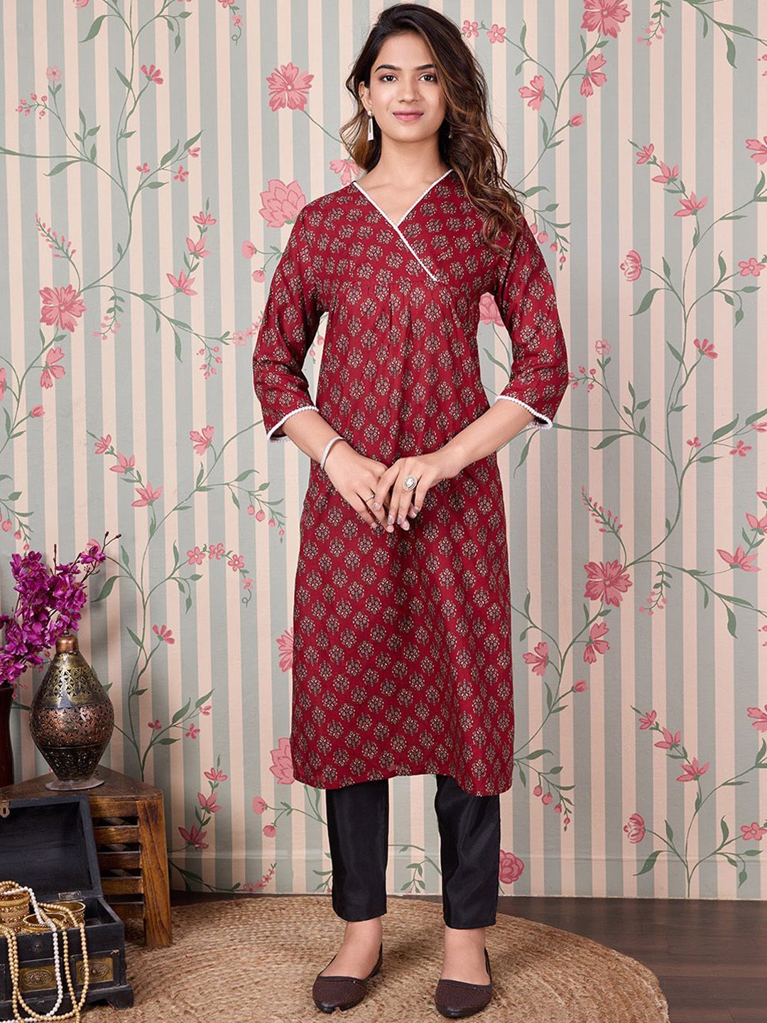 

Ode by House of Pataudi Floral Printed V-Neck Pure Cotton Straight Kurta, Red