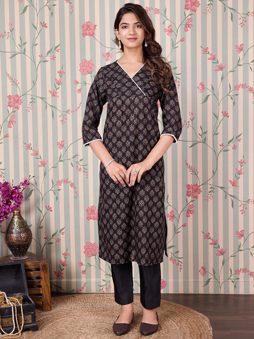 

Ode by House of Pataudi Floral Printed V-Neck Empire Cotton Straight Kurta, Black