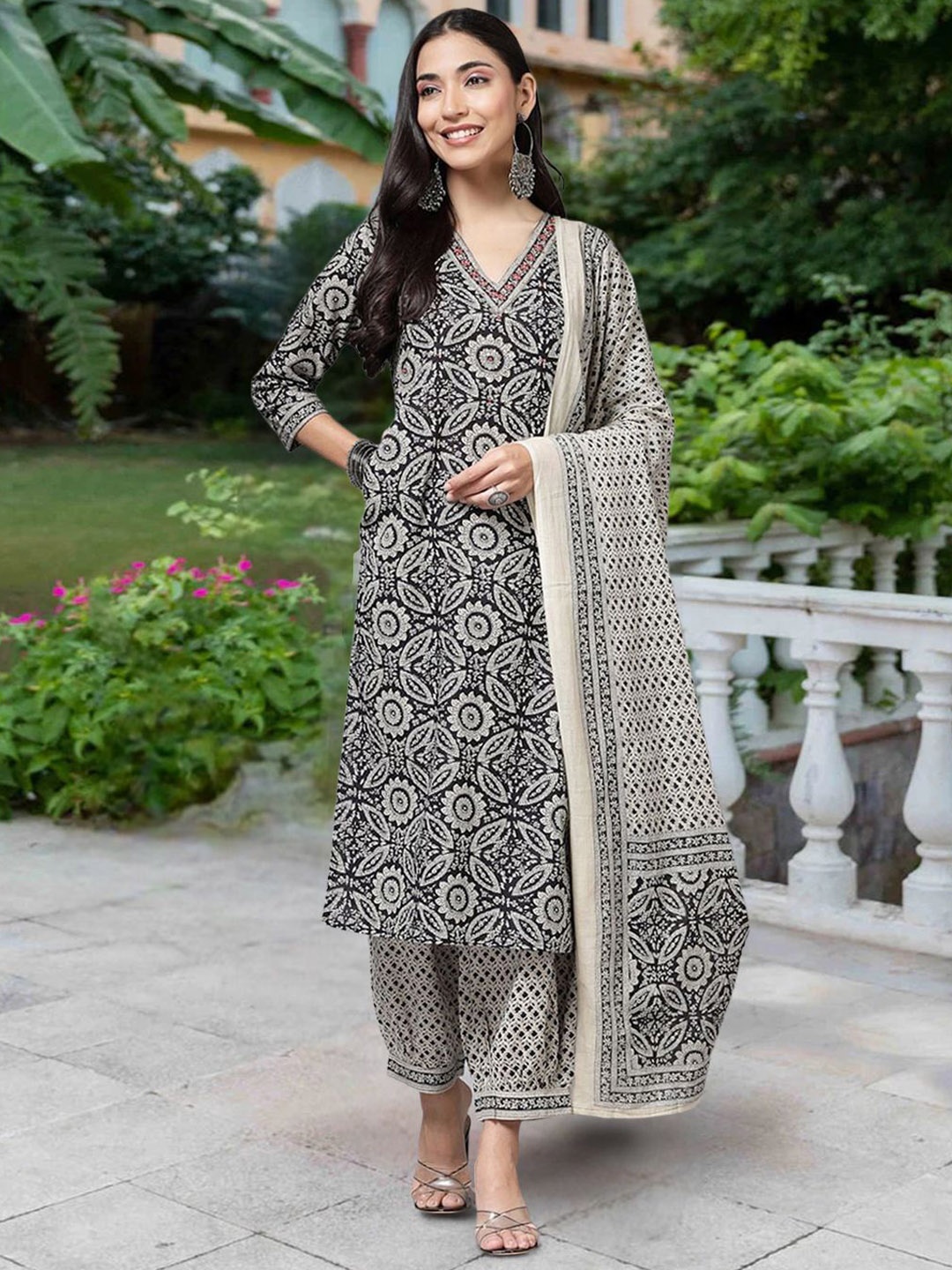 

7Threads Women Ethnic Motifs Printed Regular Kurta with Trousers & With Dupatta, Black