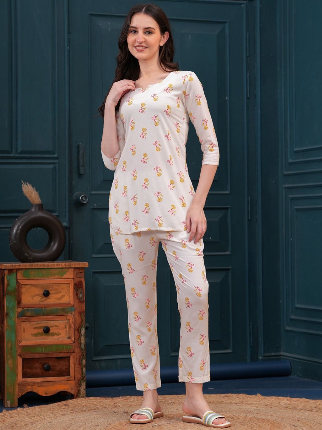 

MAUKA Women Floral Printed Night suit, White