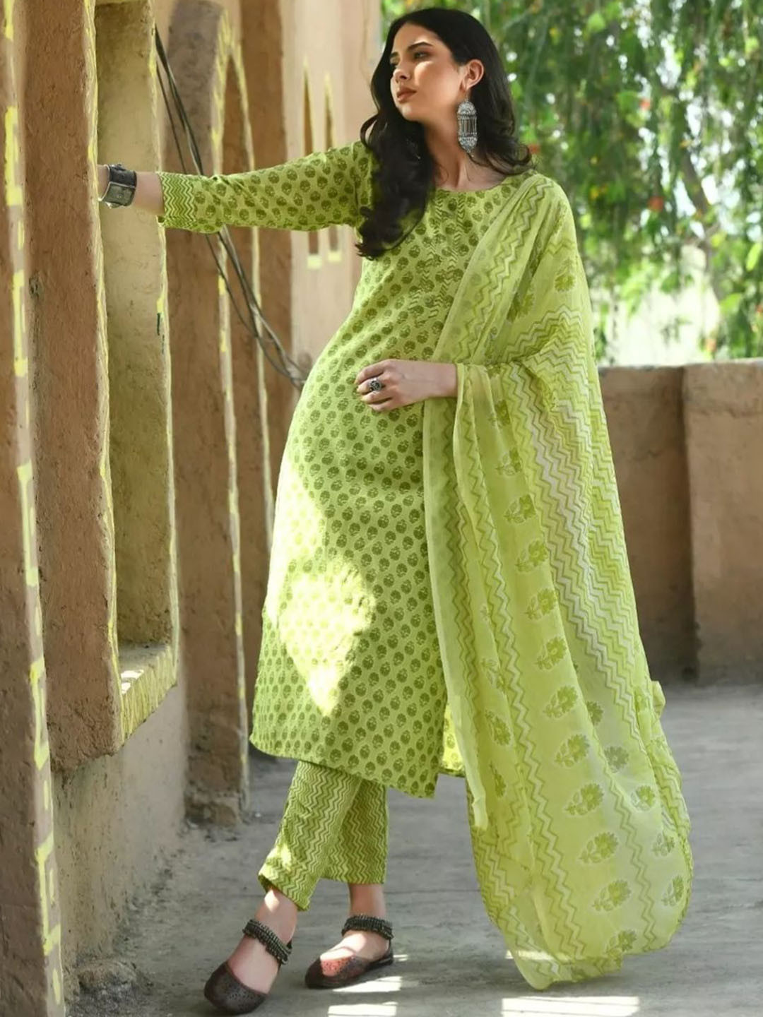 

Vestimento Floral Printed Round Neck Straight Kurta with Trousers And Dupatta, Green