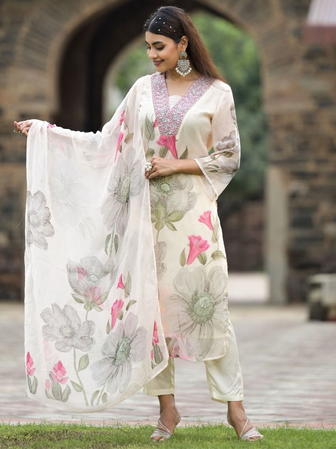 

Sitanjali Floral Printed Thread Work Georgette Straight Kurta With Trouser & Dupatta, Cream