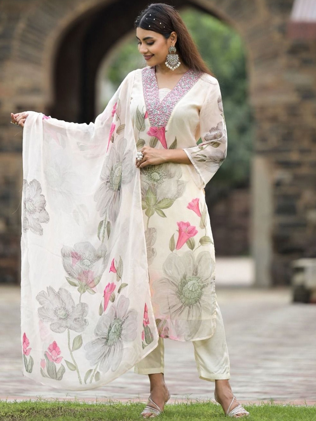 

Sanwariya Silk Floral Printed Thread Work Georgette Straight Kurta With Trouser & Dupatta, Cream