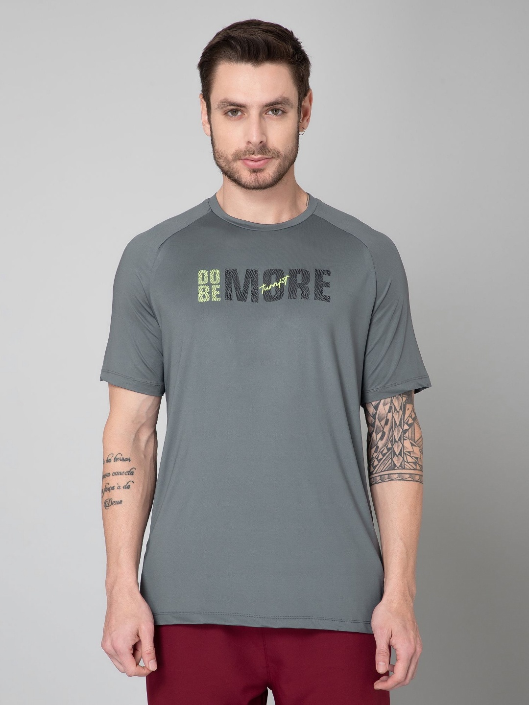 

TURNFIT Men Typography Printed Moisture Wicking Applique T-shirt, Grey