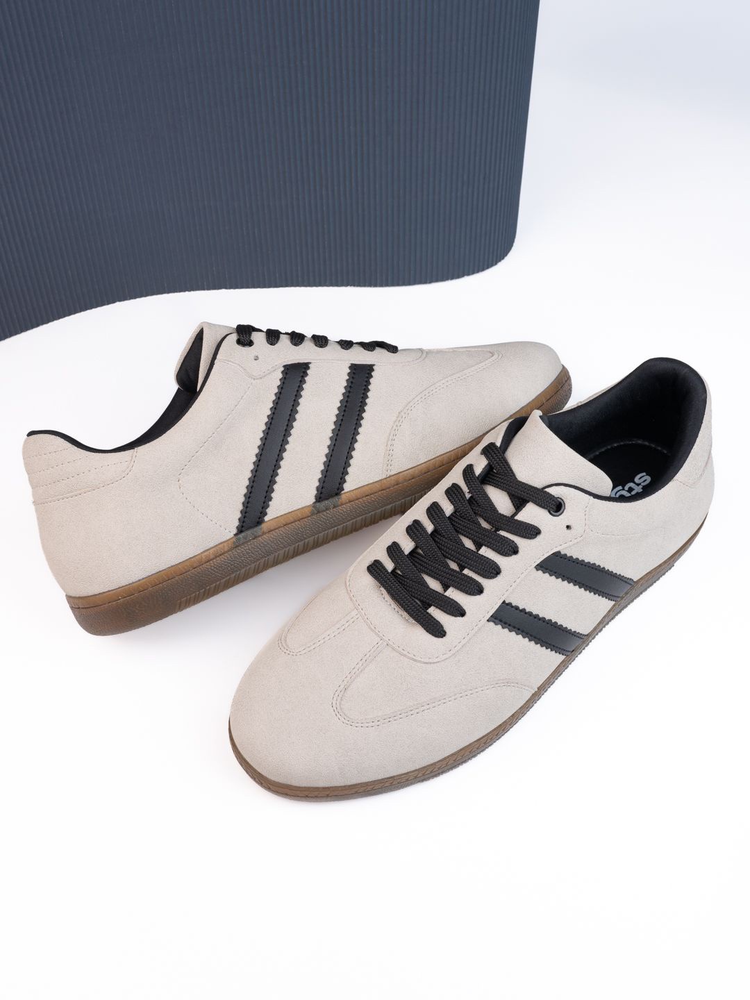 

Styli Men Contrast Striped Court Sneakers, White