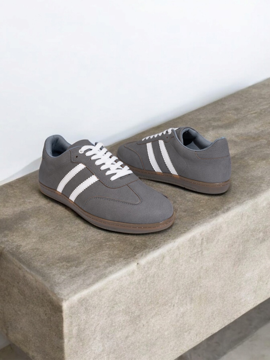 

Styli Men Contrast Striped Court Sneakers, Grey