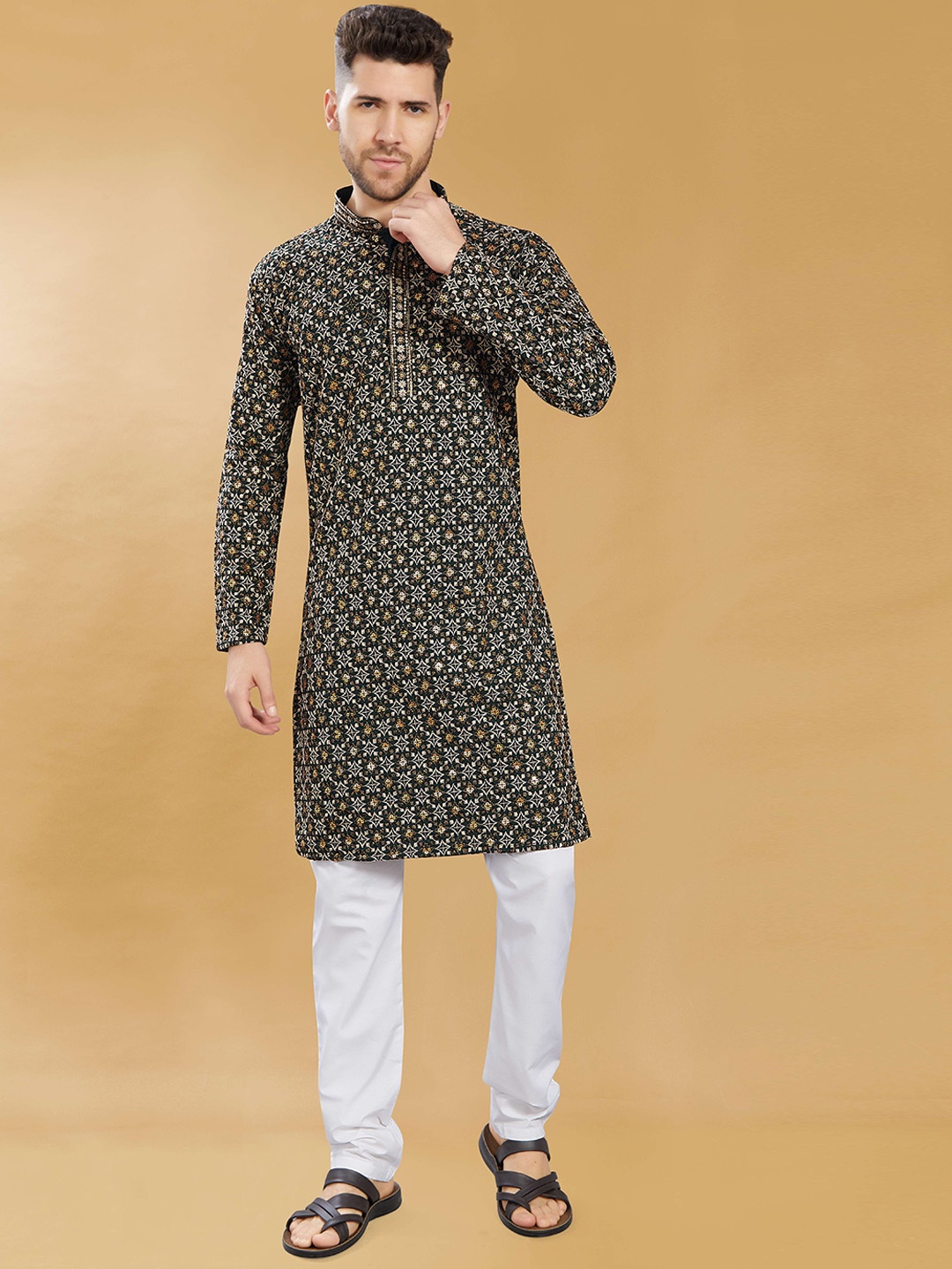 

DIVISIVE Geometric Sequence Embellished Mandarin Collar Kurta, Green