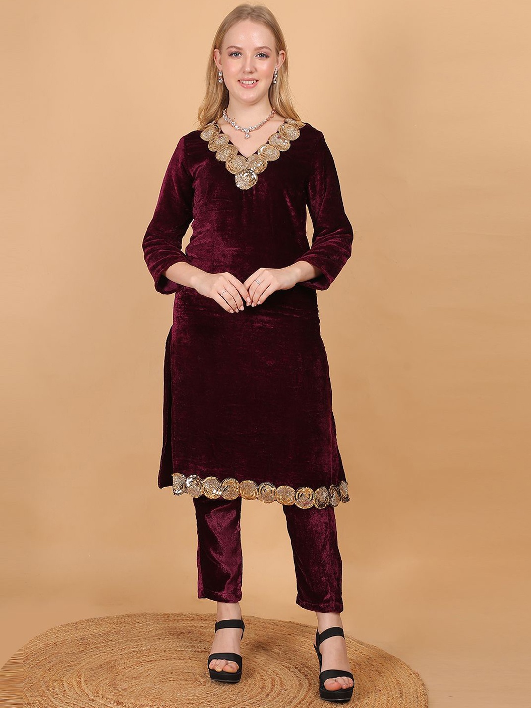 

Anikrriti Sequinned Embellished V-Neck Velvet Straight Kurta With Trousers, Maroon