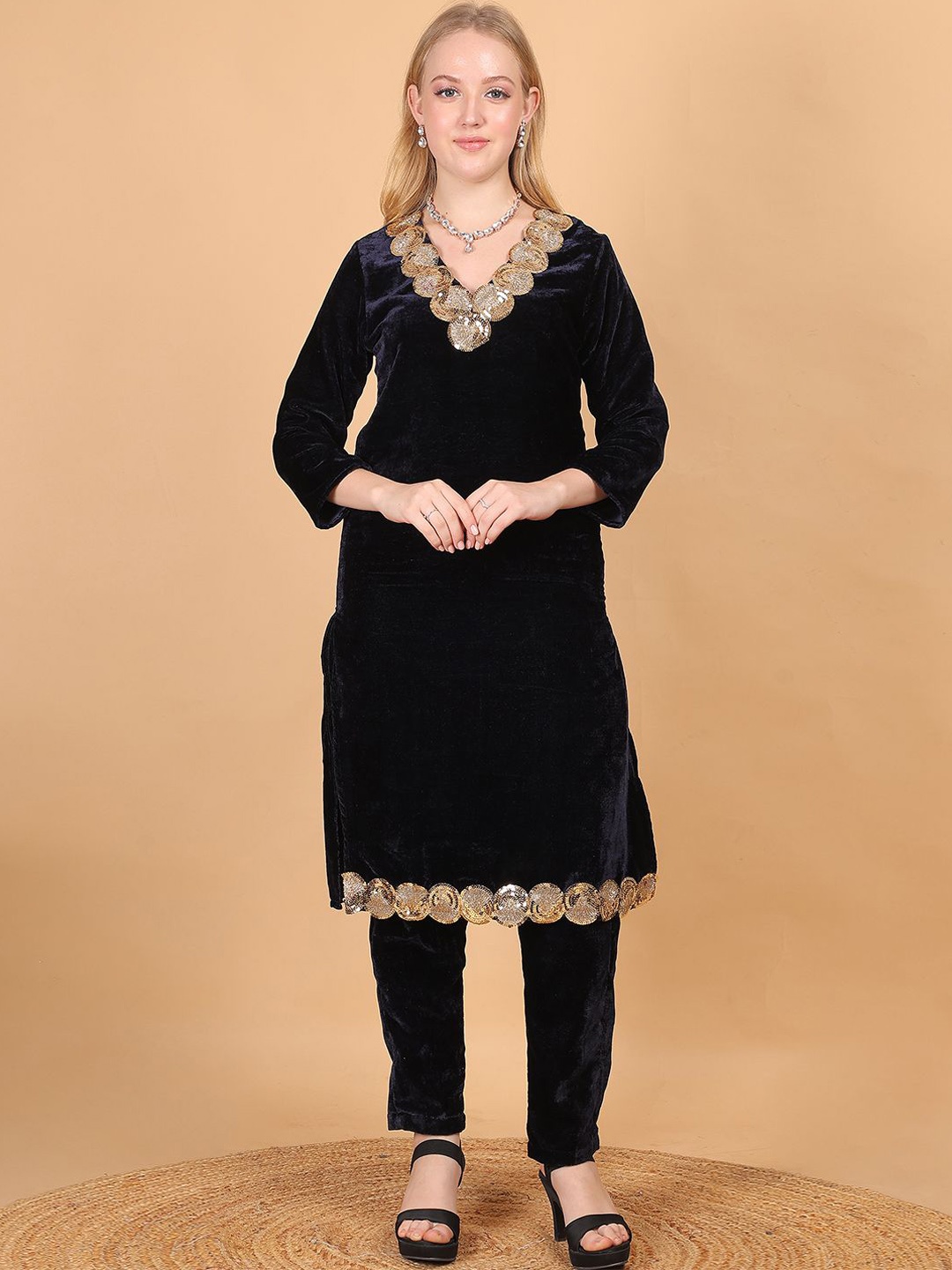 

Anikrriti Sequinned Embellished V-Neck Velvet Straight Kurta With Trousers, Black
