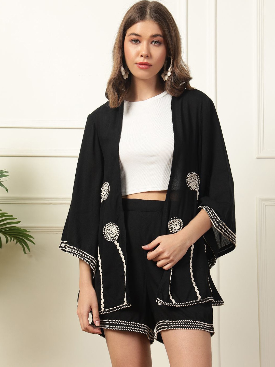 

DEEBACO Embroidered Three-Quarter Sleeves Shrug With Shorts, Black