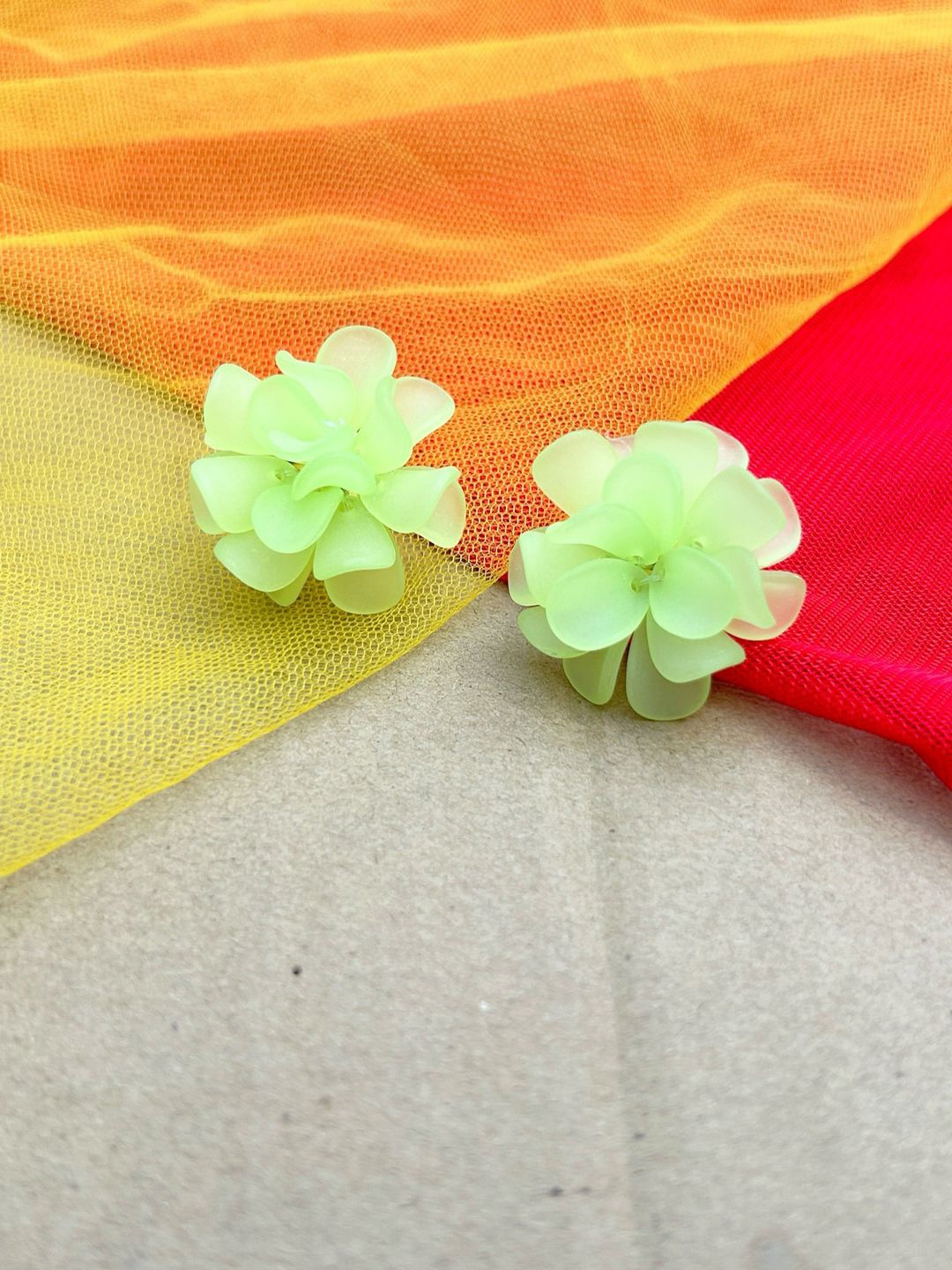 

BEYTER Korean Resin Flower Acrylic Classic Studs, Green