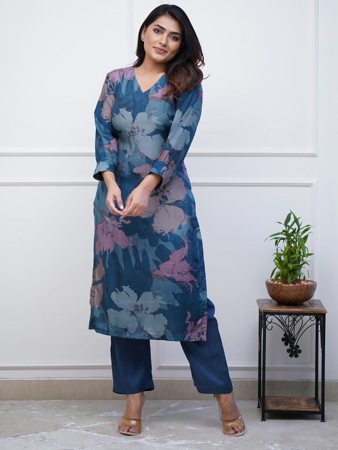 

GoSriKi Floral Printed V-Neck Straight Kurta With Trousers, Turquoise blue