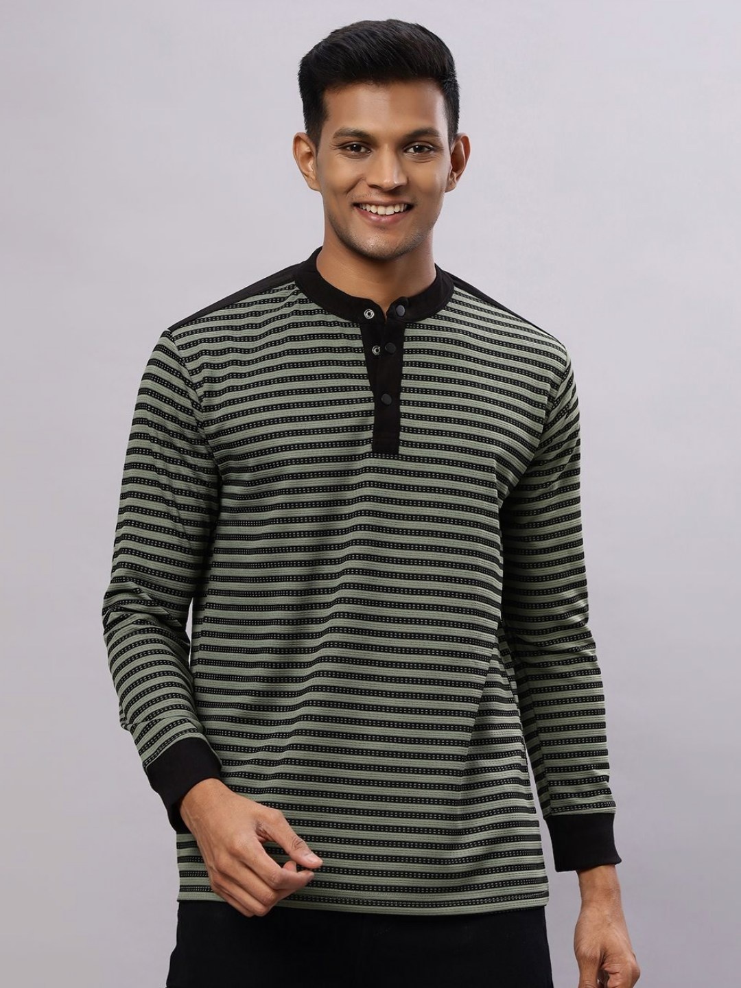 

N AND J Men Henley Neck Applique T-shirt, Green