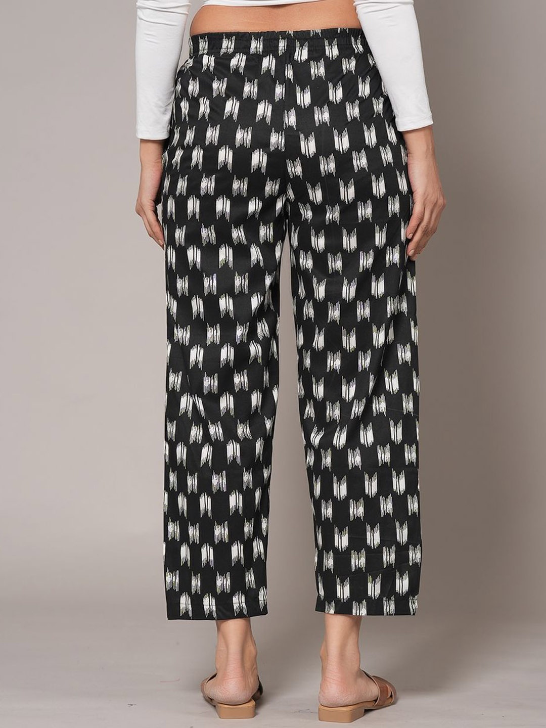 

Style Shoes Women Printed Regular Fit Mid-Rise Trousers, Black