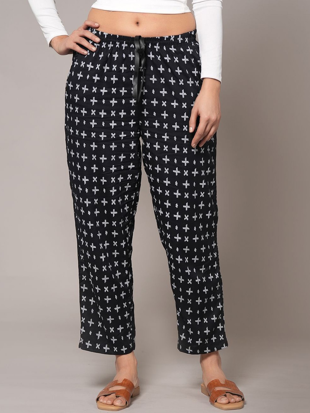 

Style Shoes Women Printed Mid-Rise Trousers, Black