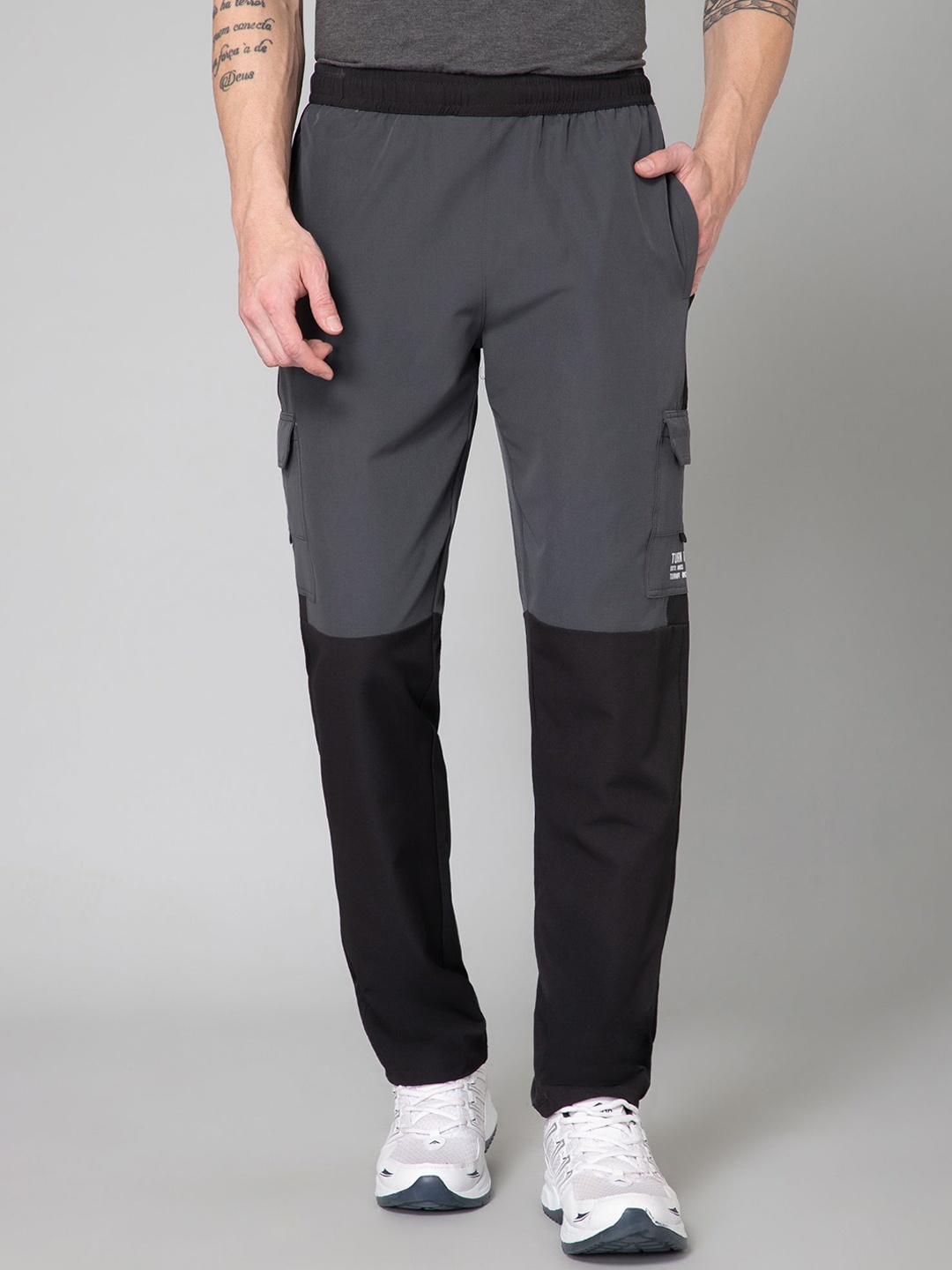 

TURNFIT Men Colourblocked Mid Rise Track Pants, Charcoal