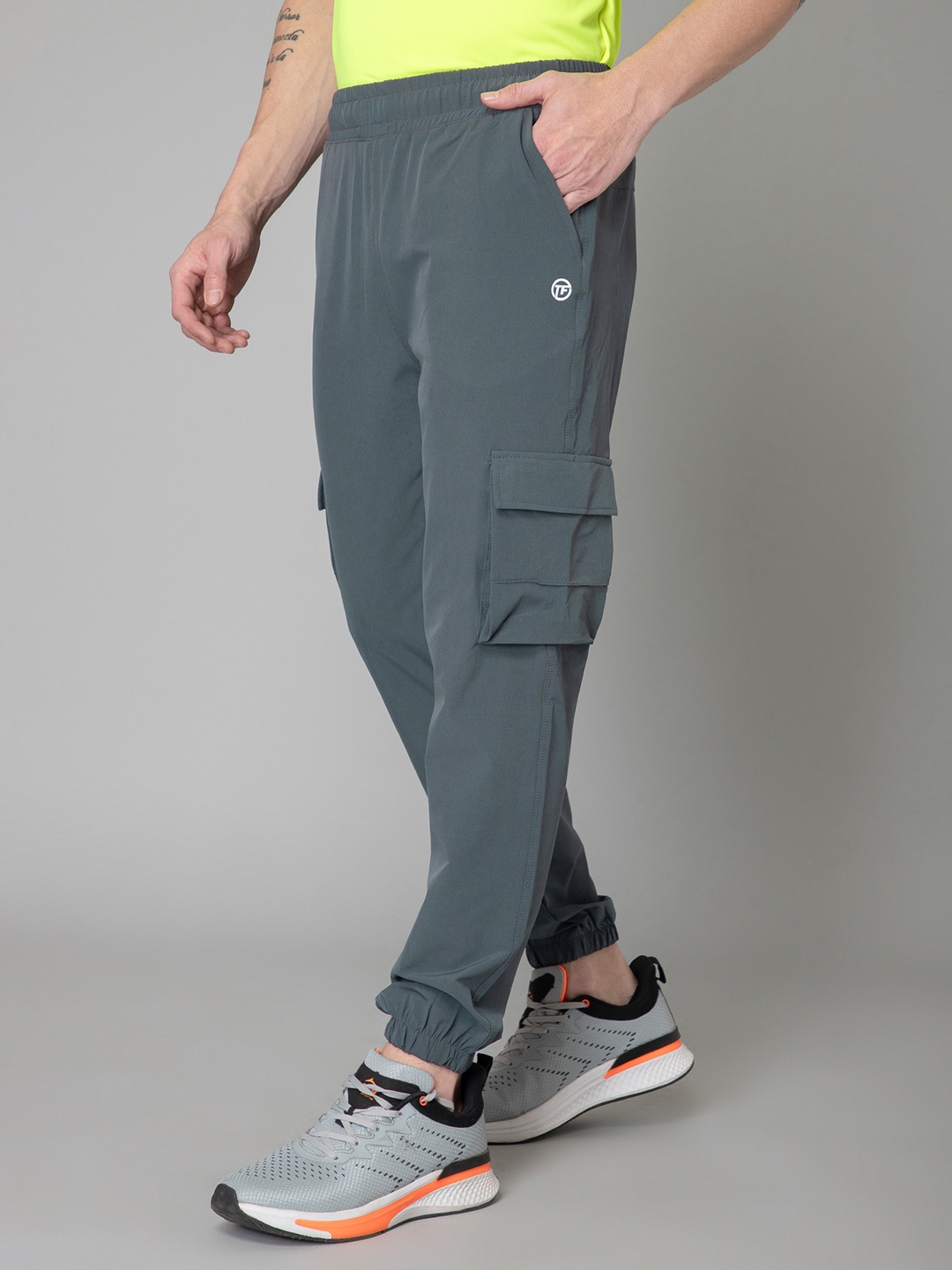 

TURNFIT Men Mid Rise Cargo Joggers, Green