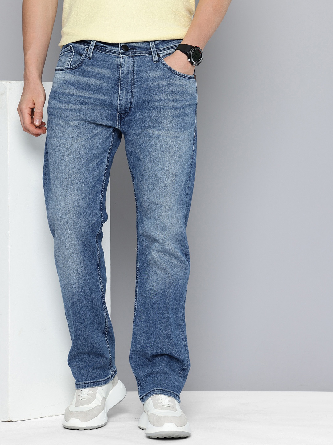

Levis Men 555 Relaxed Straight Fit Light Fade Stretchable Jeans, Blue