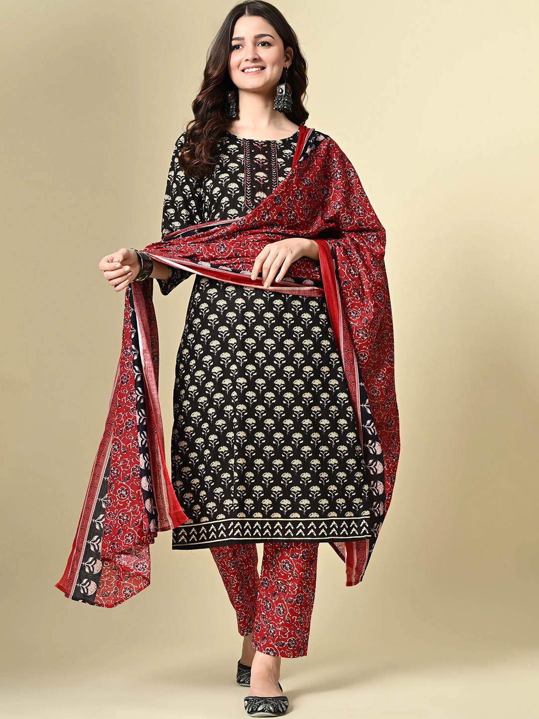 

JAIPURI BUNAAI Floral Printed Boat Neck Straight Kurta With Trouser And Dupatta, Black