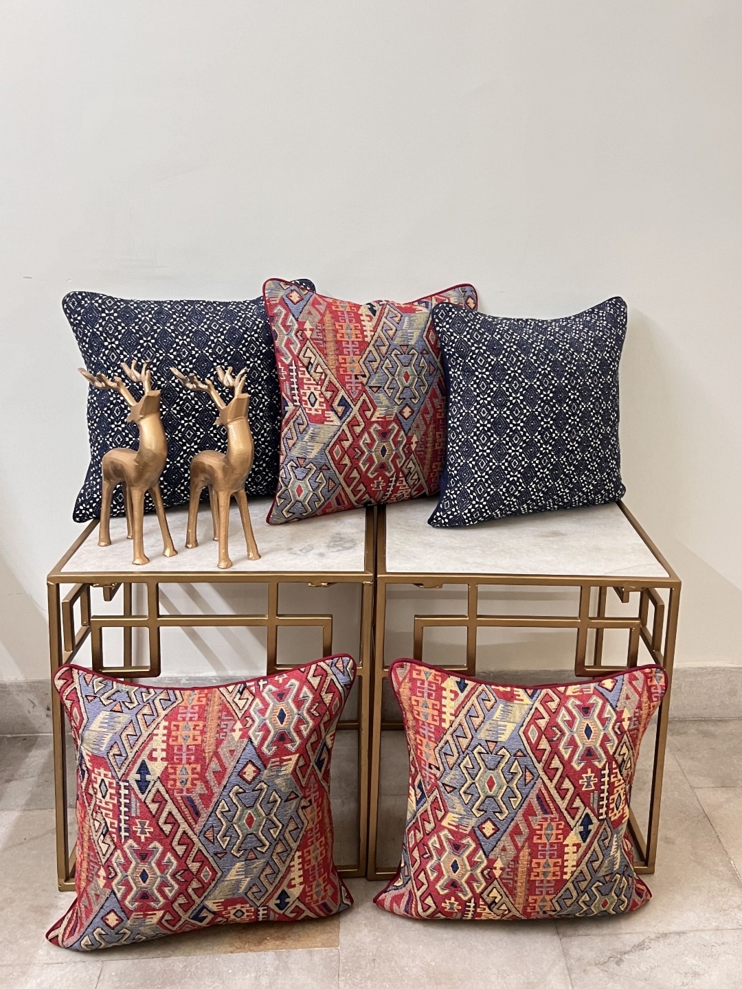 

DIHIKA Red & Navy Blue 5 Pieces Ethnic Motifs Printed Cotton Square Cushion Covers