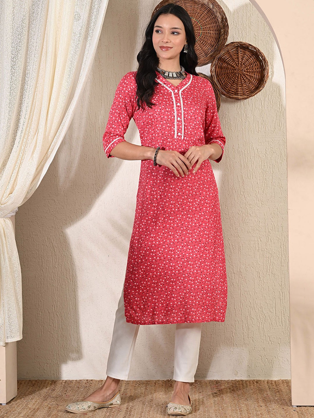 

Netreyam Floral Printed V-Neck Straight Kurta, Red
