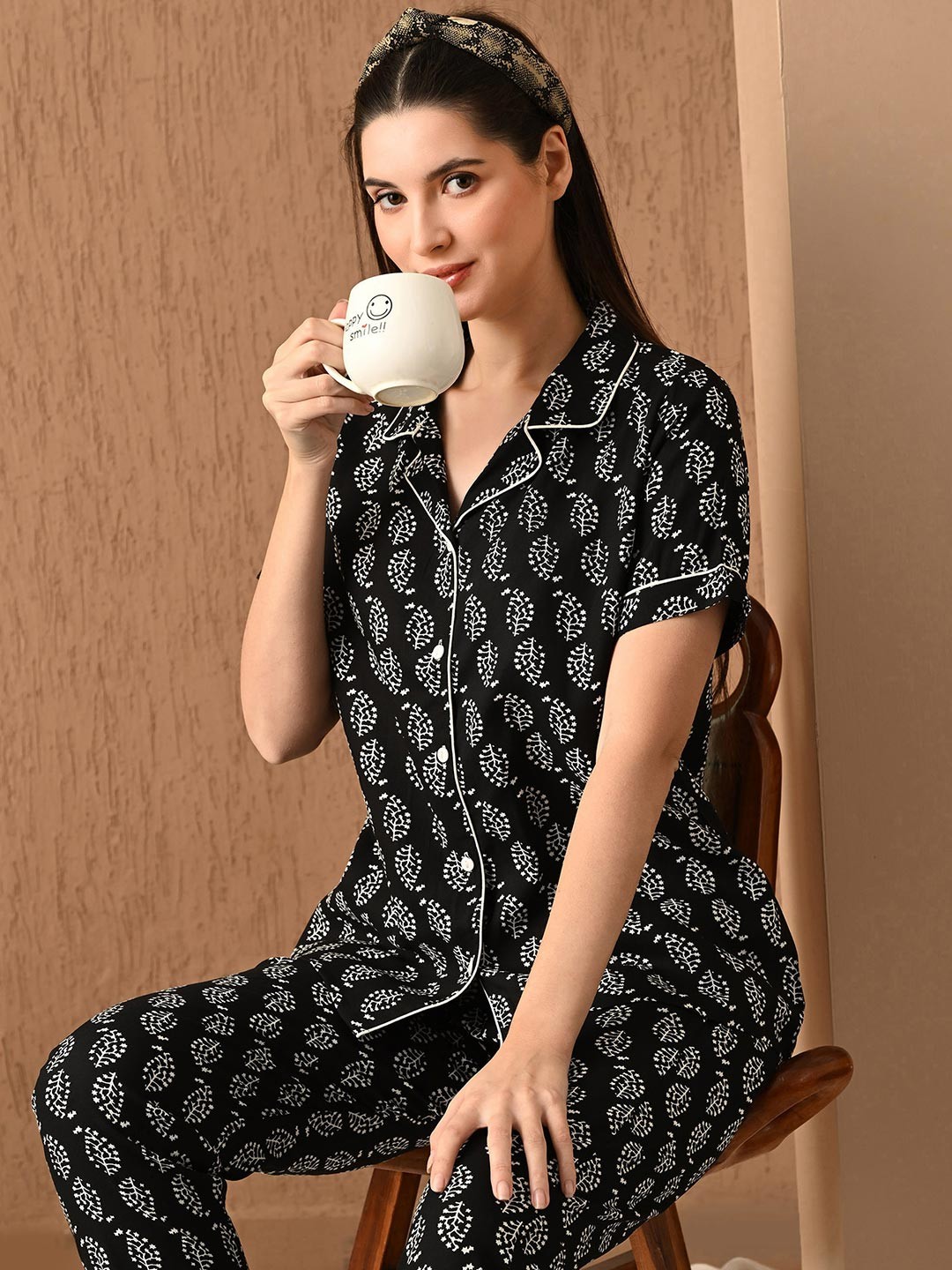 

Jasoriya Floral Printed Lapel Collar Shirt And Pyjamas, Black