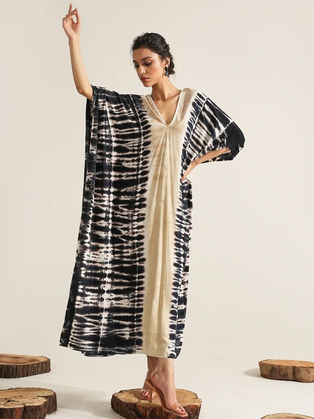 

Dorabi Abstract Printed V-Neck Kaftan Kurta, Black