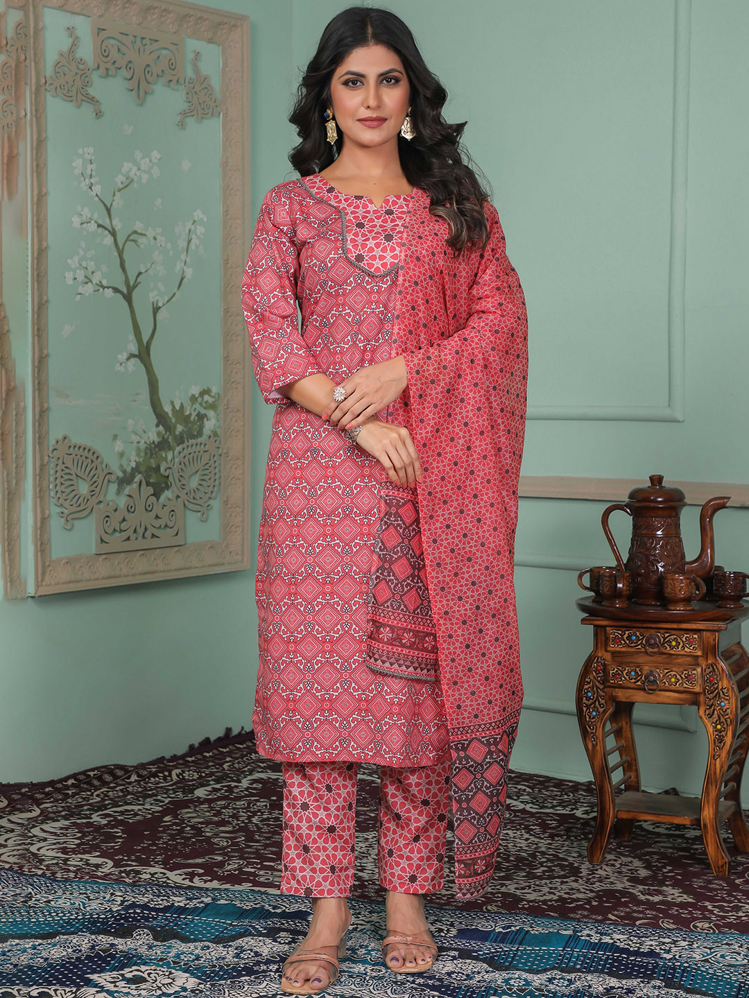 

Sitanjali Floral Printed Round Neck Straight Kurta With Trousers & Dupatta, Pink