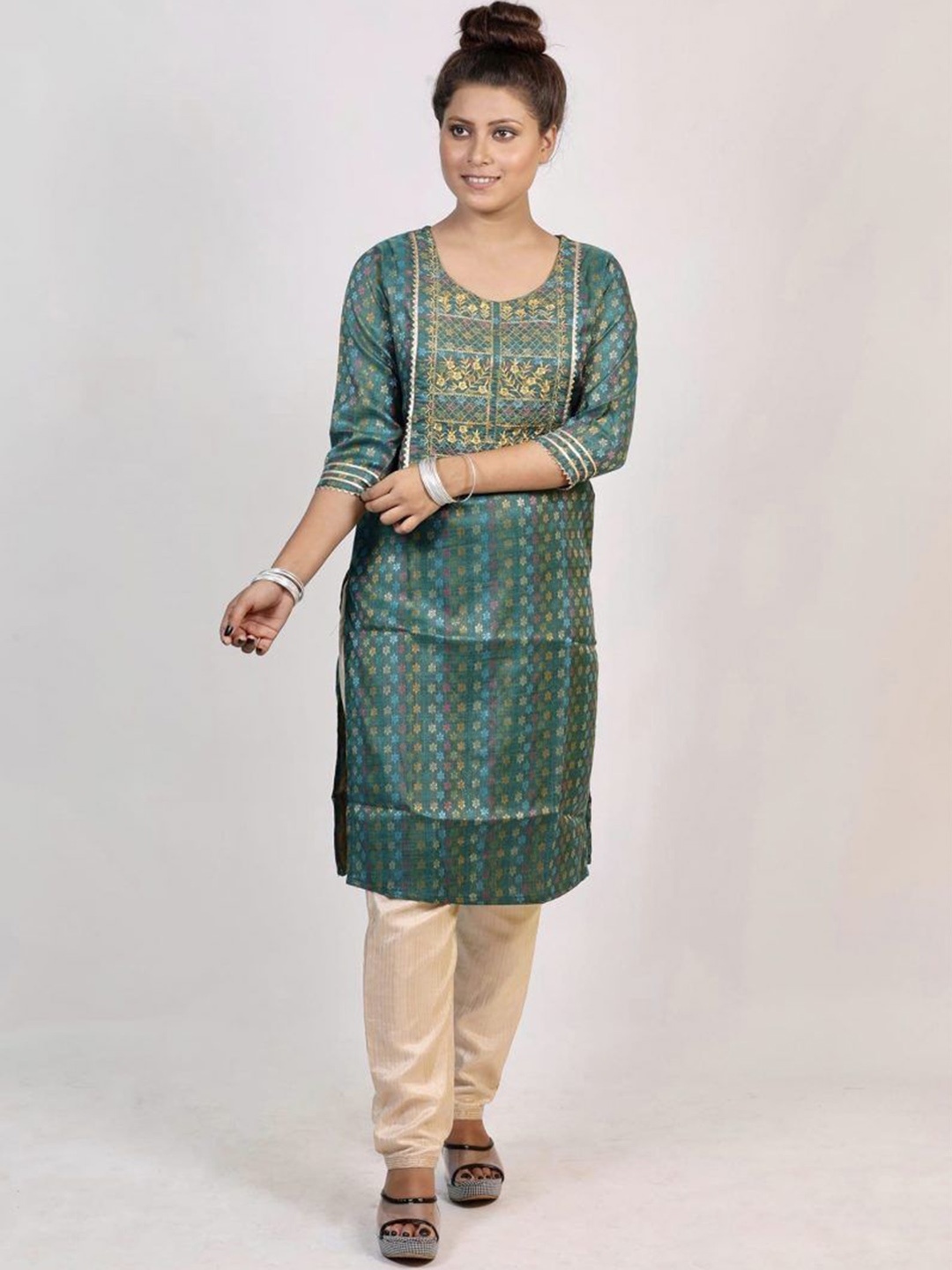 

La Trendzo Floral Embroidered Round Neck Gotta Patti Kurta, Green