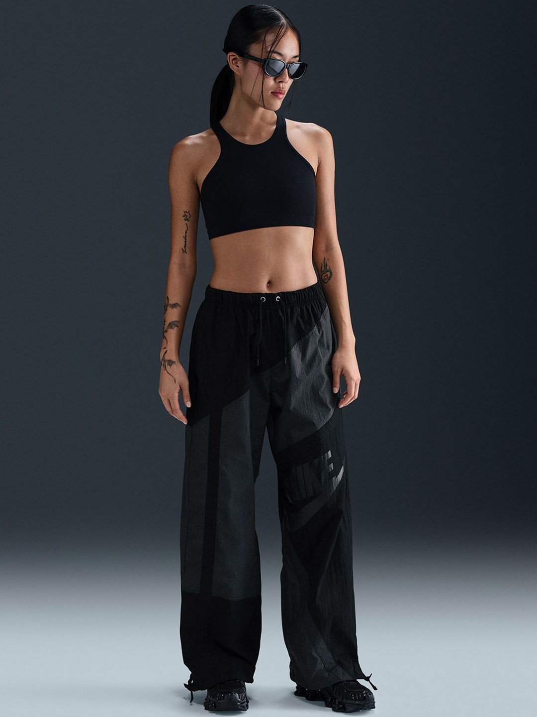 

Nike Sportswear Women's Mid-Rise Loose Woven Open-Hem Trousers, Black