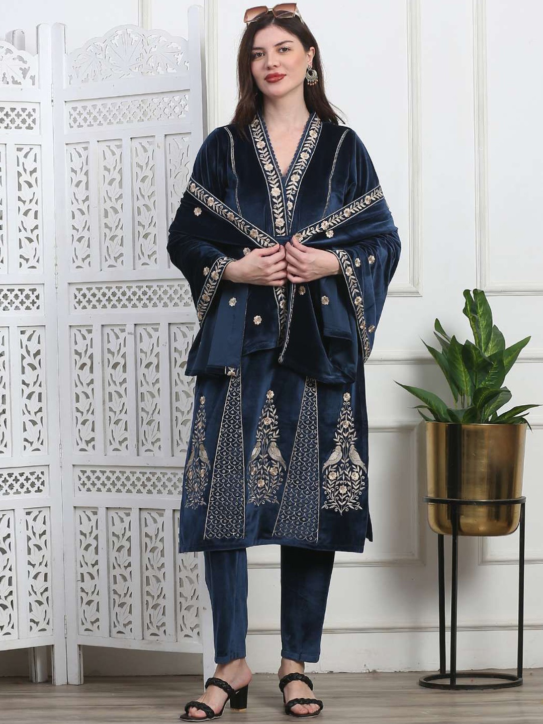 

AAVARANA BY KARNIKA Floral Embroidered Velvet Straight Kurta With Pyjama & Dupatta, Navy blue