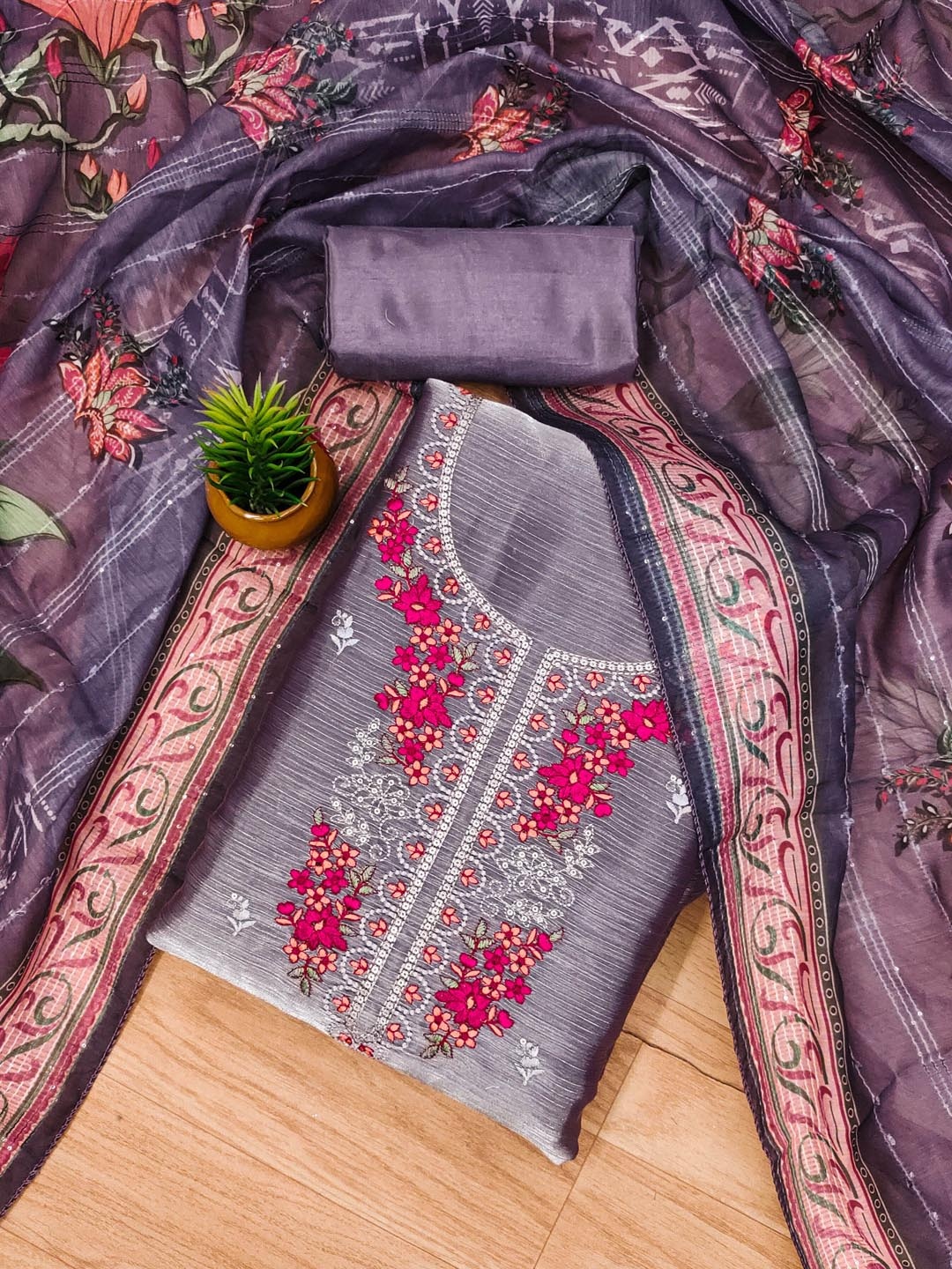 

HERE&NOW Floral Zari Embroidered Barbarik Silk Unstitched Dress Material, Grey