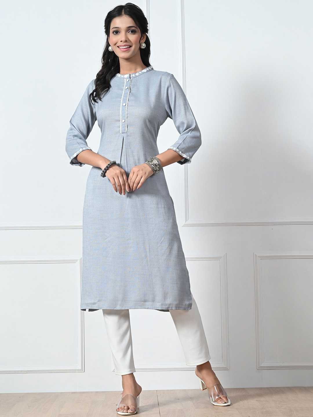 

Netreyam Floral Embroidered Round Neck Straight Kurta, Grey