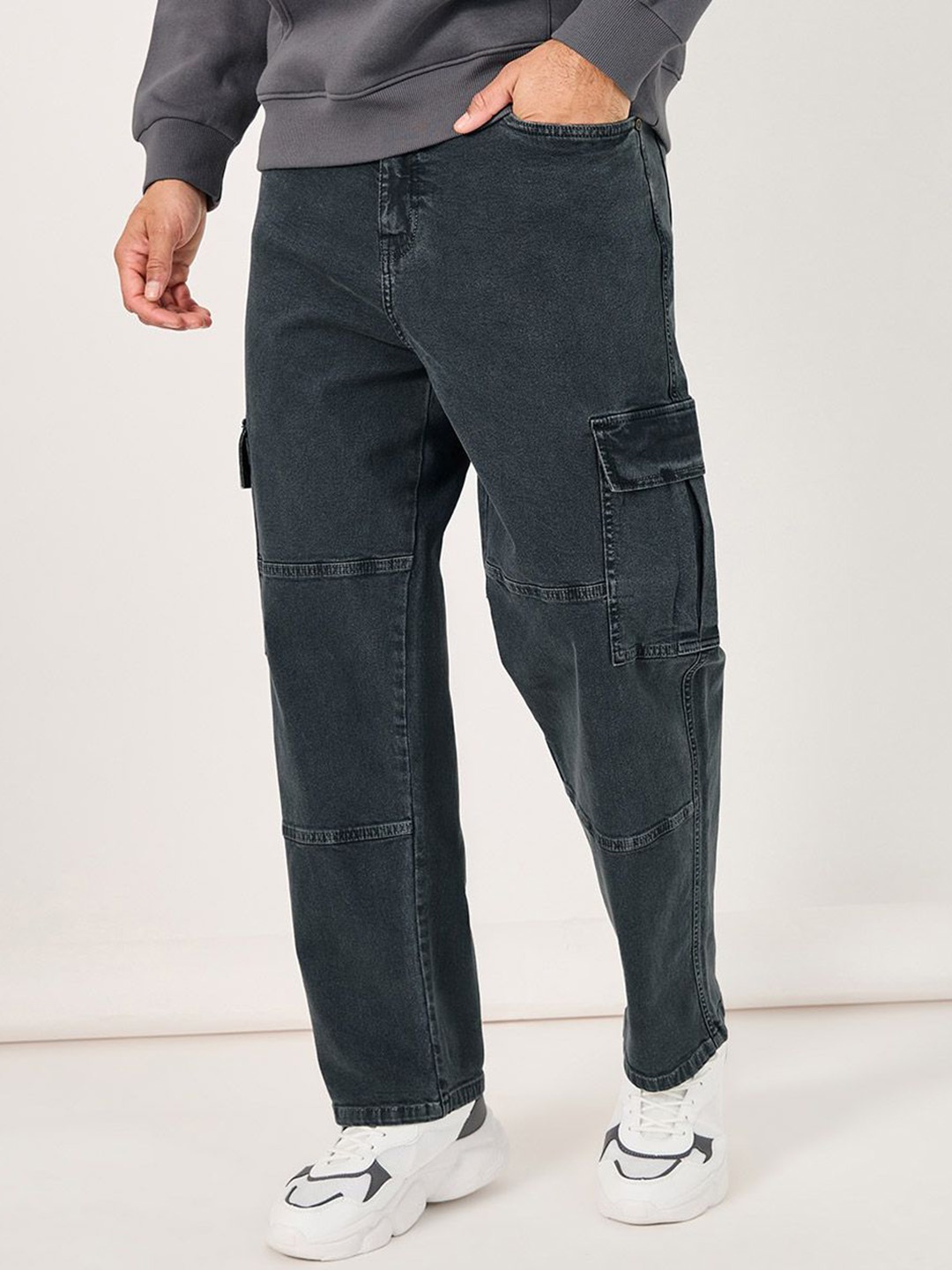 

Styli Men Solid Loose Fit Utility Cargo Jeans, Grey