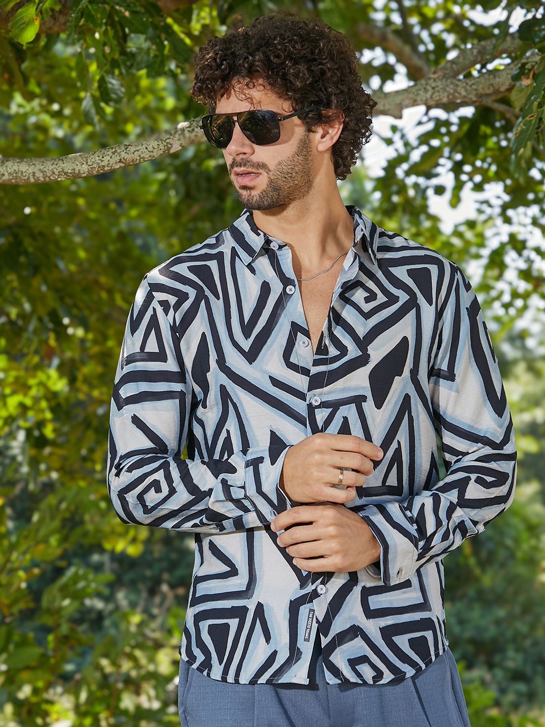 

Campus Sutra Men Comfort Fit Spread Collar Abstract Printed Casual Shirt, Blue