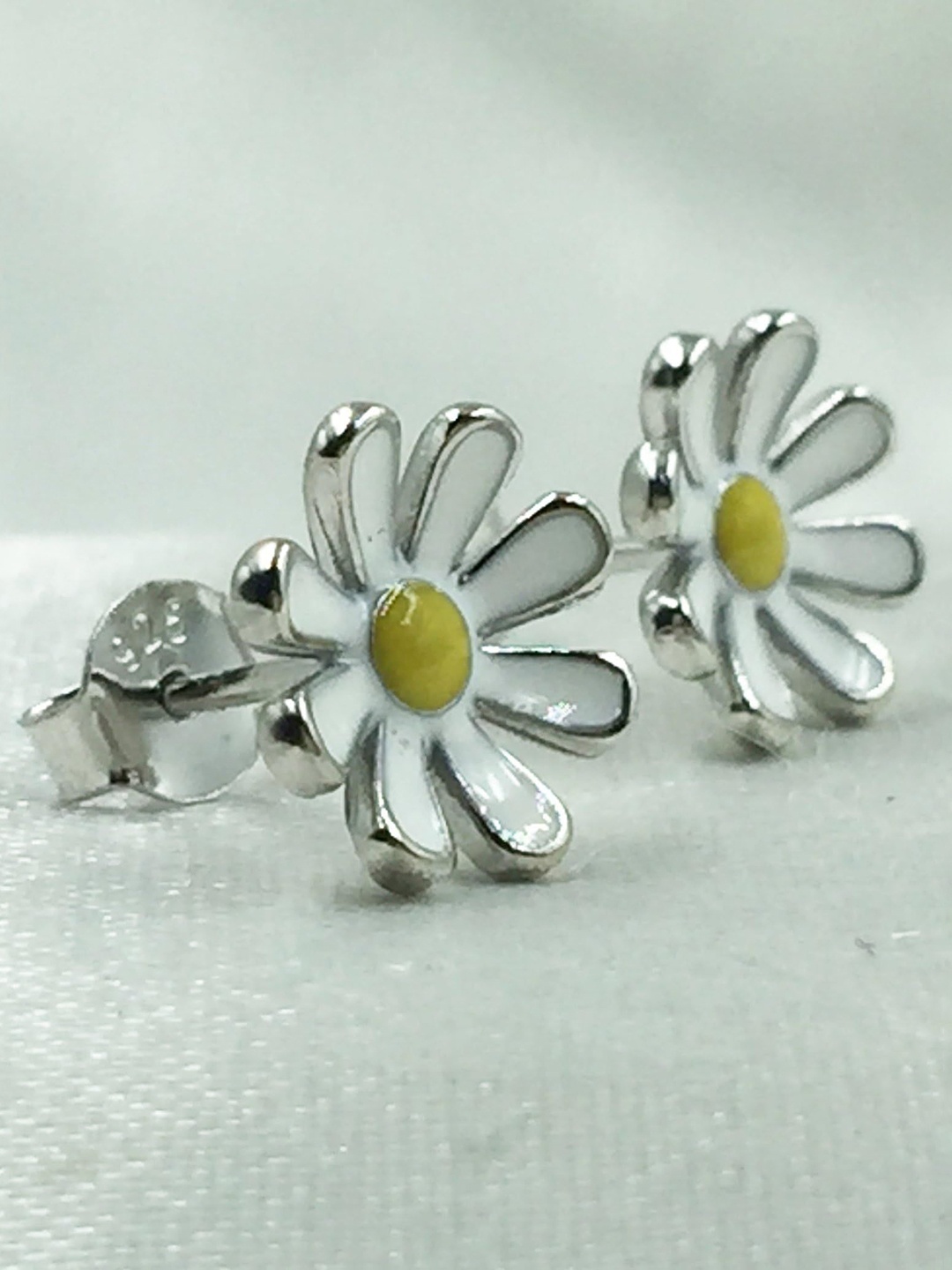 

AMONROO Sterling Silver Floral Shaped Studs, White