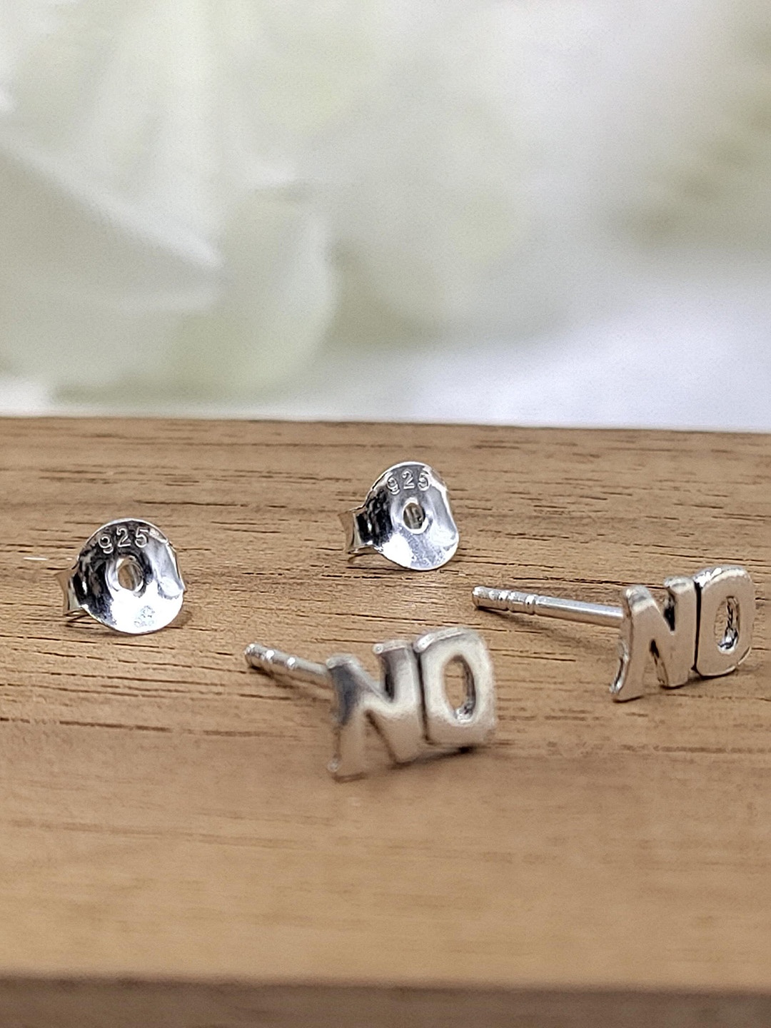 

AMONROO 925 Sterling Silver Rhodium-Plated Contemporary Shaped Studs