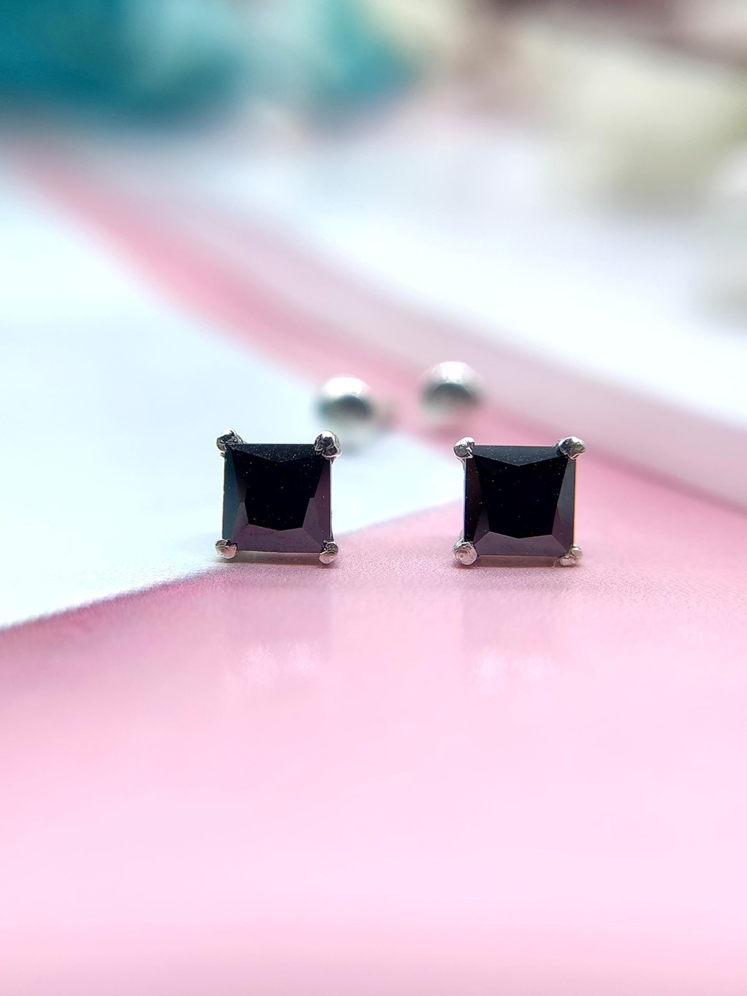

AMONROO 925 Sterling Rhodium-Plated Cubic Zirconia Studded Square Shaped Studs, Black